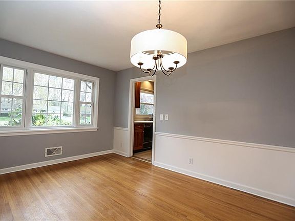 3rd image of 6 Rollingwood Dr