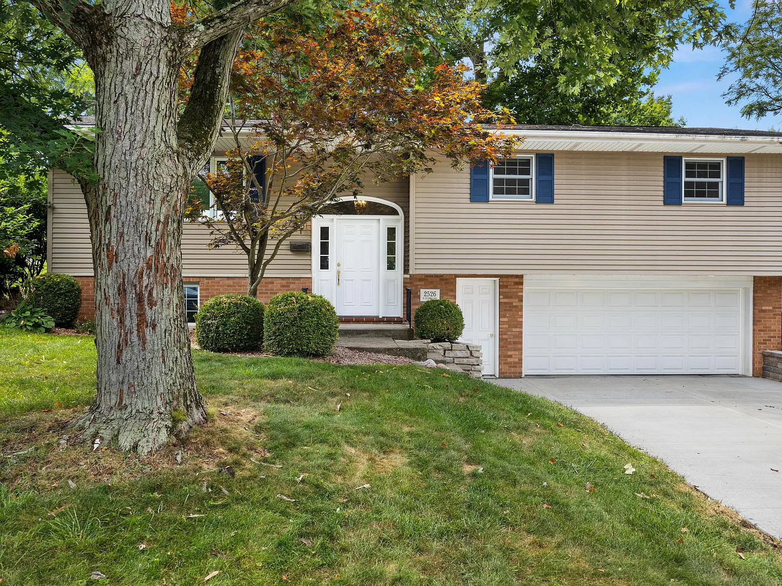 3 bed, 2.5 bath, 2028 sqft, $2,400 — Photo 1