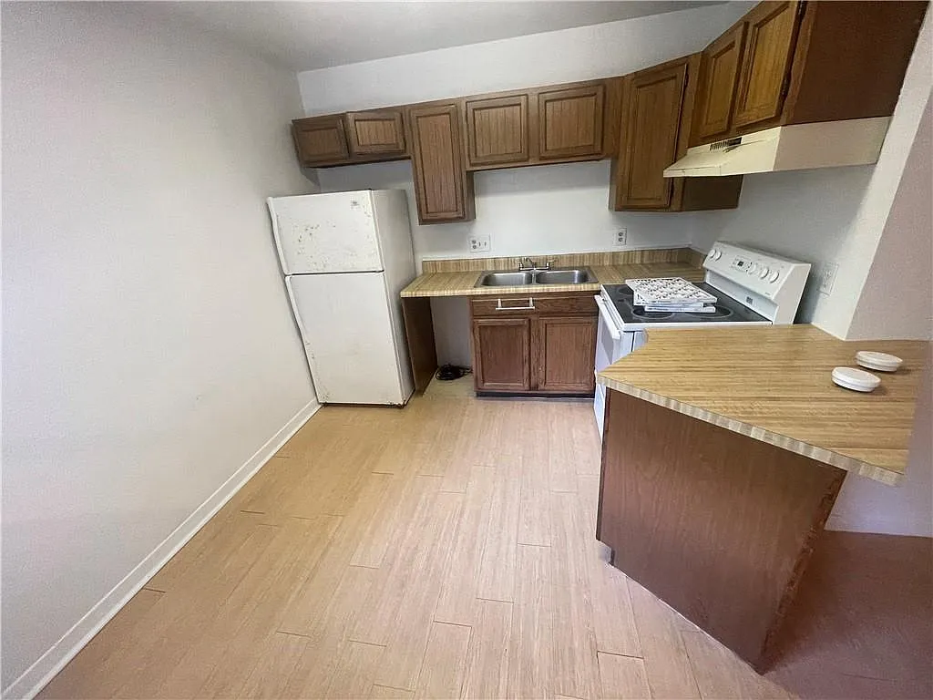 1 bed, 1.0 bath, 2012 sqft, $775 — Photo 3