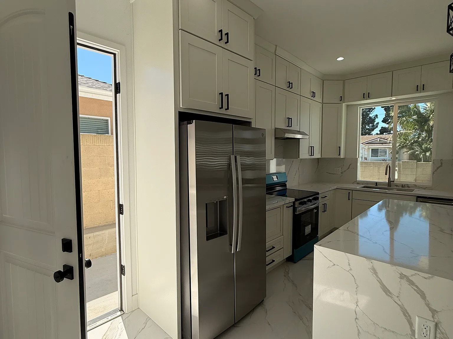 3 bed, 1000 sqft, $3,900 — Photo 3