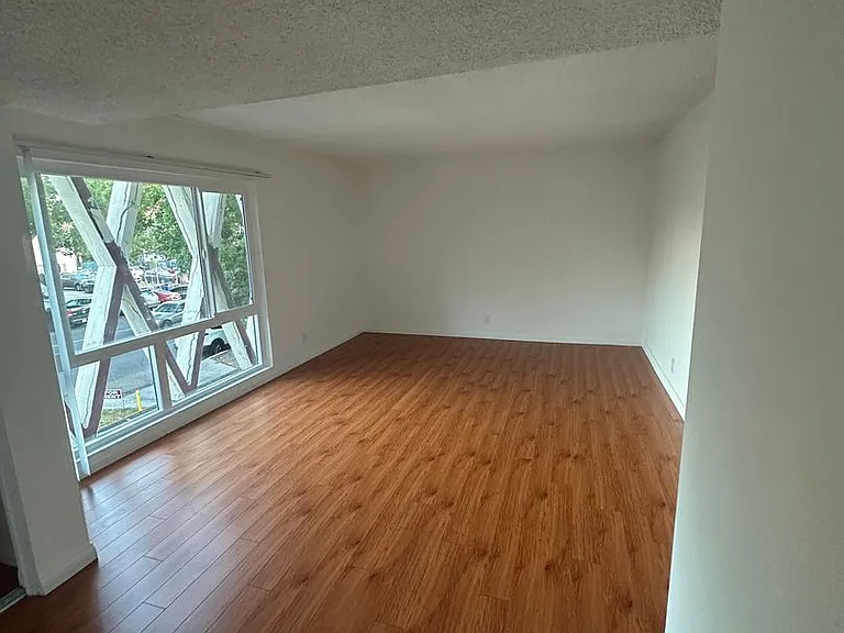 511 N Kenmore — Photo 9