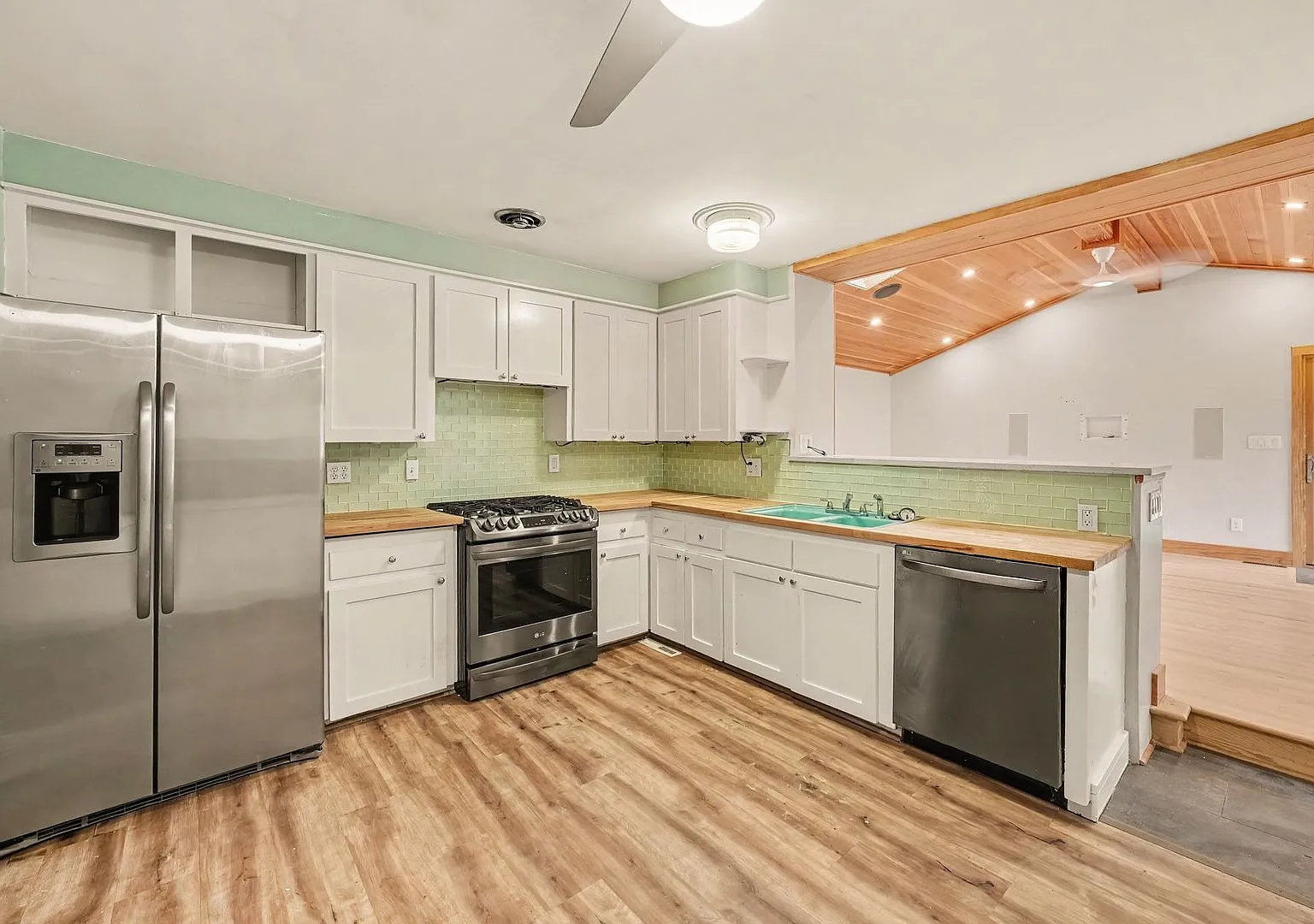 Spacious 4-Bedroom Home with Finished Basement & Secure Backyard — Photo 4