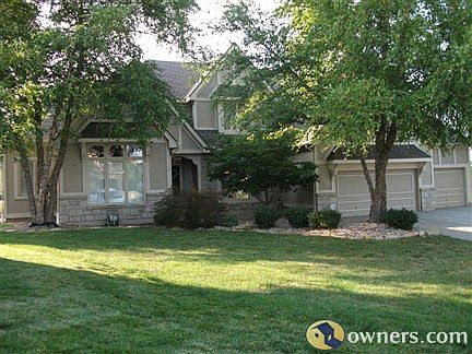 Spacious 1.5 story on quiet cul-de-sac