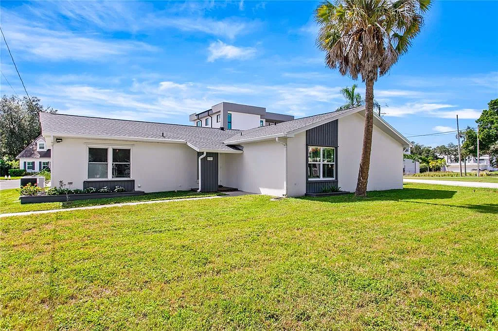 3 bed, 2.0 bath, 1611 sqft, $3,800 — Photo 1