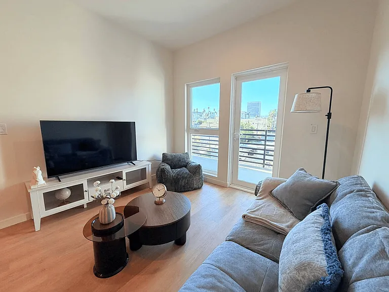 Lux Catalina — Photo 18