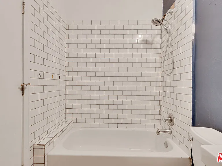 215 W 7th St #811 — Photo 24