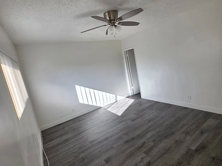 217 W Wilson Ave — Photo 2
