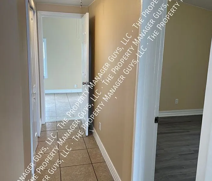 1925 Laredo Dr — Photo 11