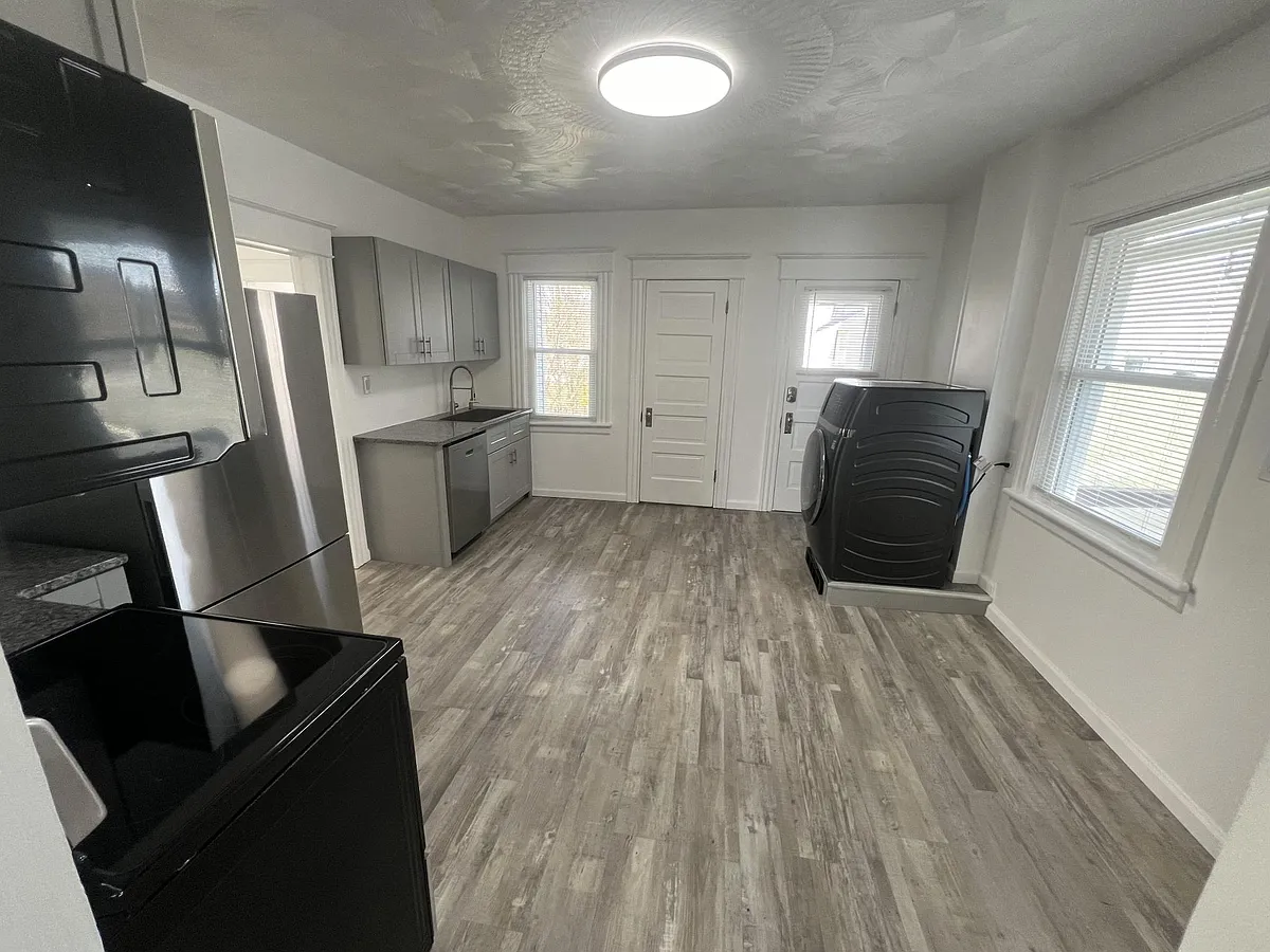 Building Photo - 1627 Ash St #2