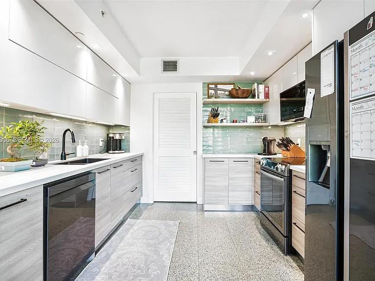 245 Michigan Ave #5-LG — Photo 6