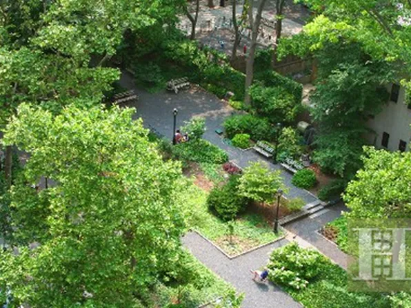 333 East 43rd Street image 1 of 5