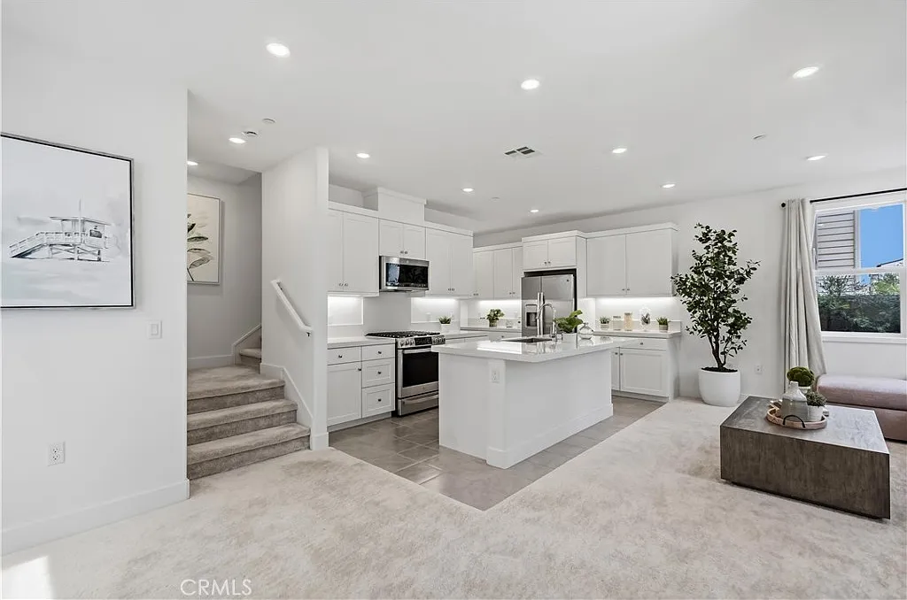 4 bed, 3.5 bath, 2132 sqft, $4,900 — Photo 2
