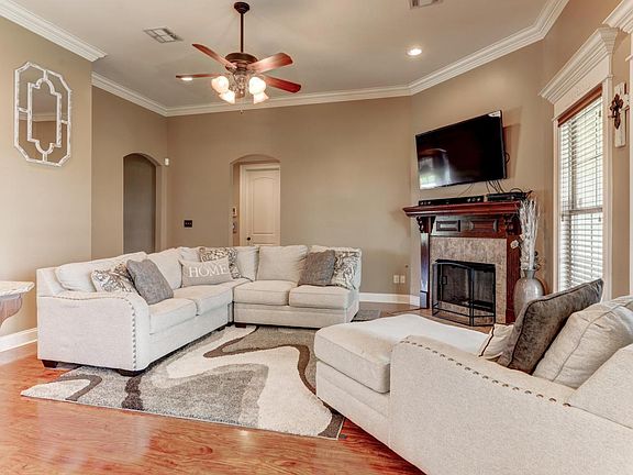 3rd image of 300 Oak Hill Ln
