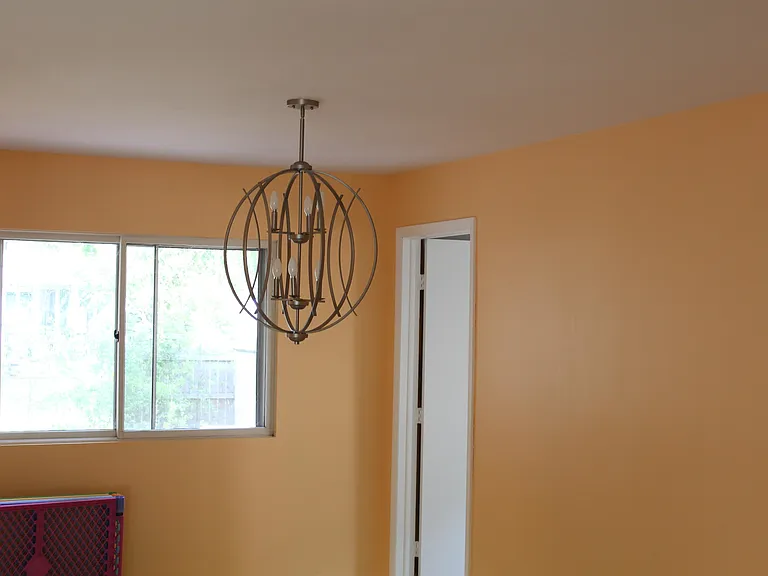 2817 Canterbury Dr — Photo 4
