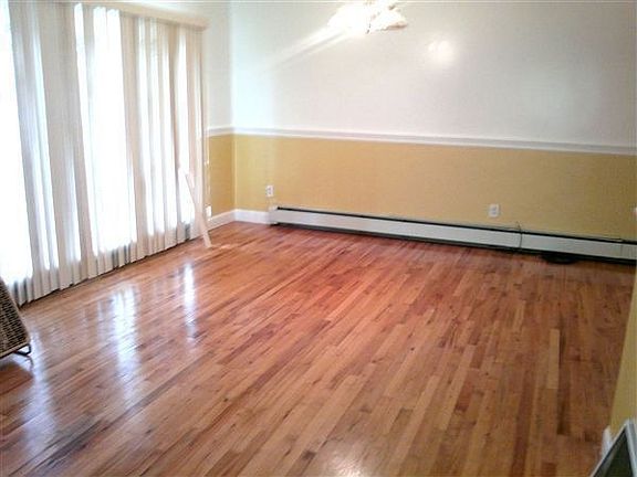 146-35 223 St Livingroom