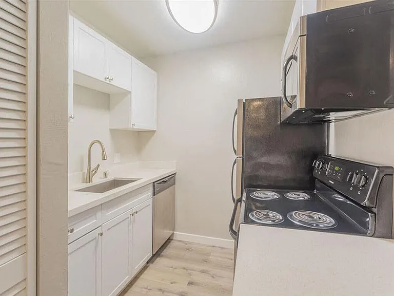 Skyline Heights Apartments — Photo 4