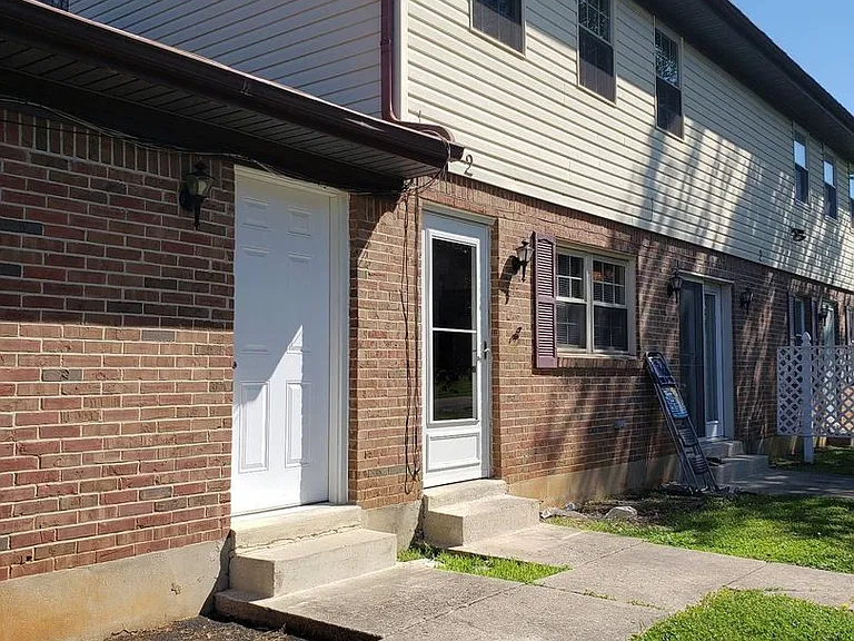 257 University Dr #2 — Photo 1