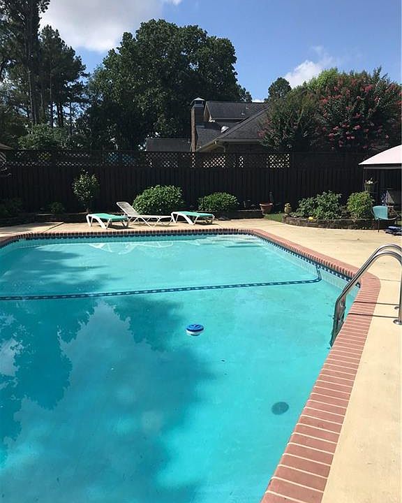 2nd image of 2301 Camelot Dr