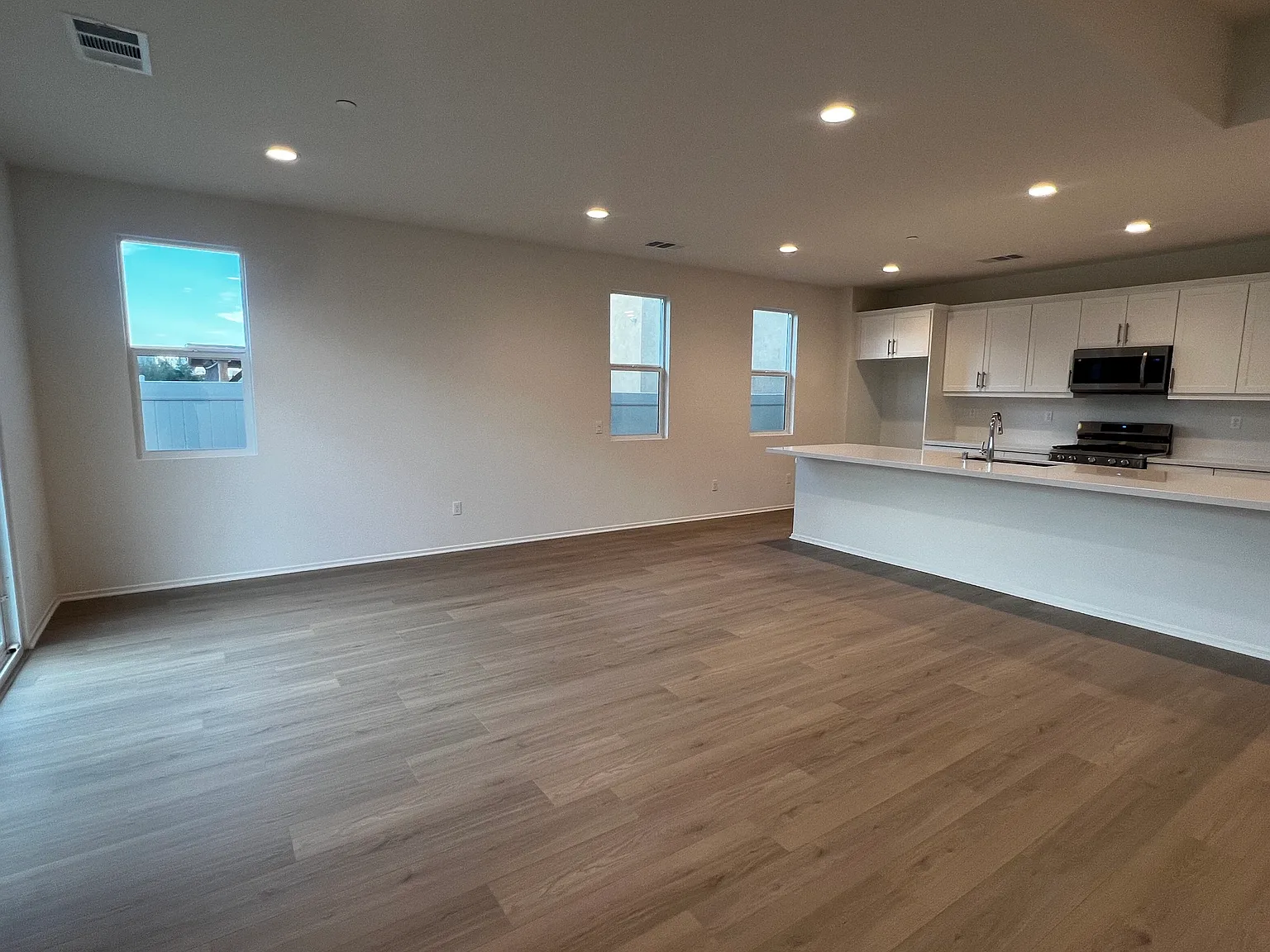 4 bed, 2700 sqft, $3,200 — Photo 2