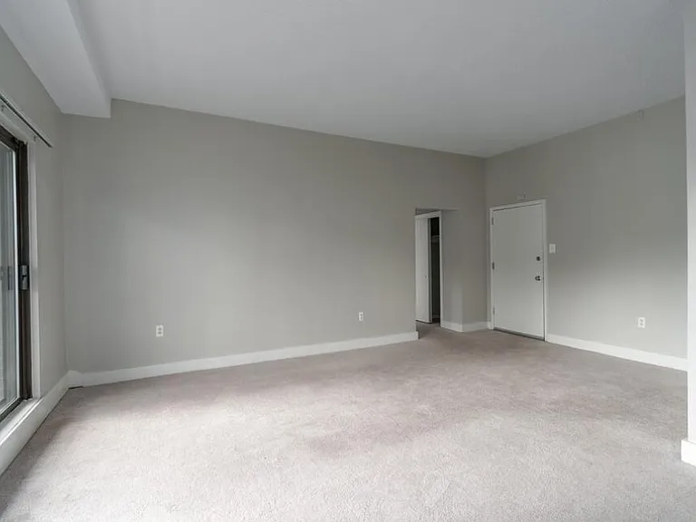 Courtside Square Apartments and Suites — Photo 11