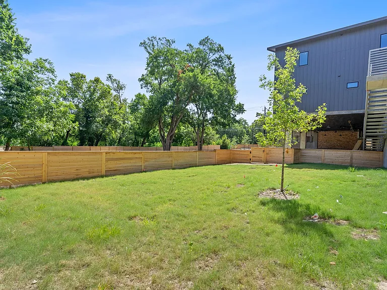 100 W Mockingbird Ln — Photo 5
