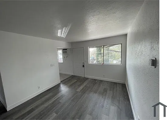 724 Lampasas Ave #4 — Photo 1