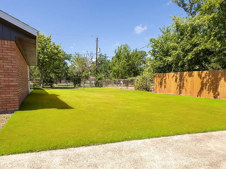 106 Mimosa St — Photo 9