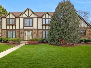 135 Christina Cir, Wheaton, IL 60189