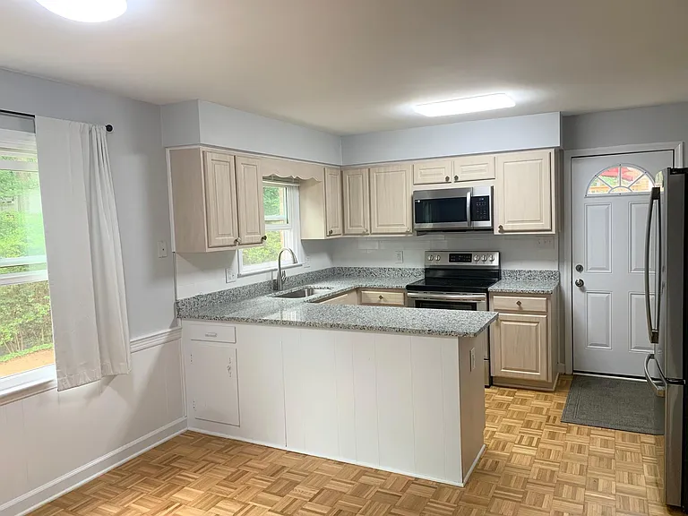 813 Orleans Pl — Photo 2
