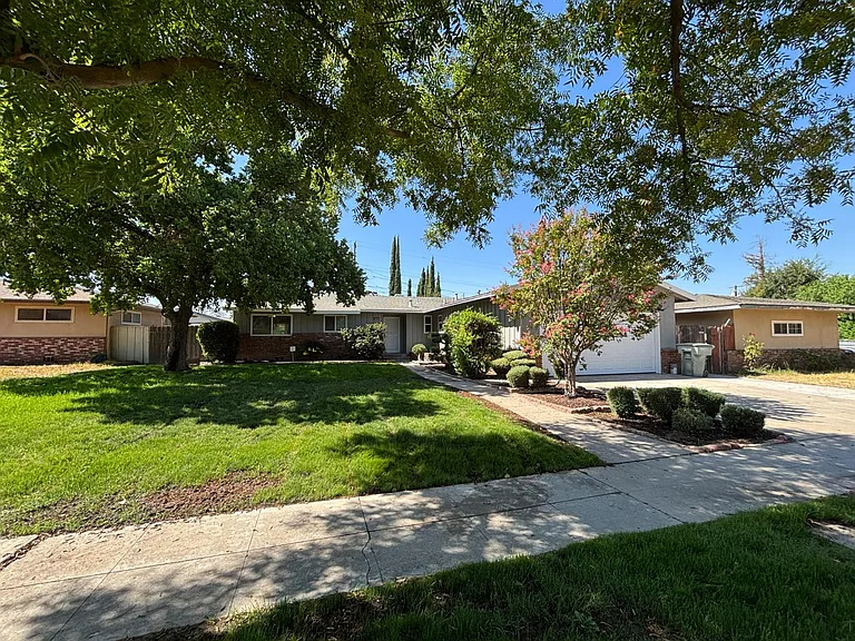 1903 W Fountain Way — Photo 1