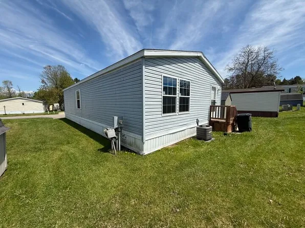 15588 Pine Ridge Dr, Linden, MI 48451