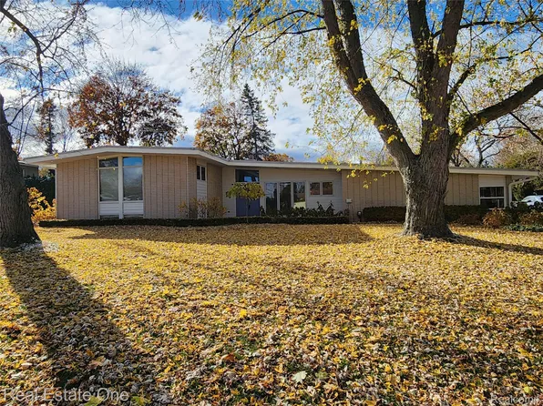 6660 Woodbank Dr, Bloomfield Hills, MI 48301