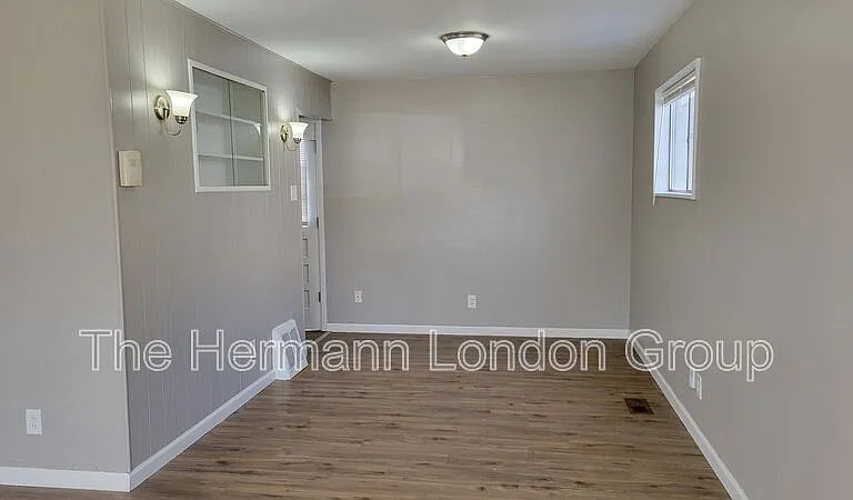 227 Meadowcrest Dr — Photo 3