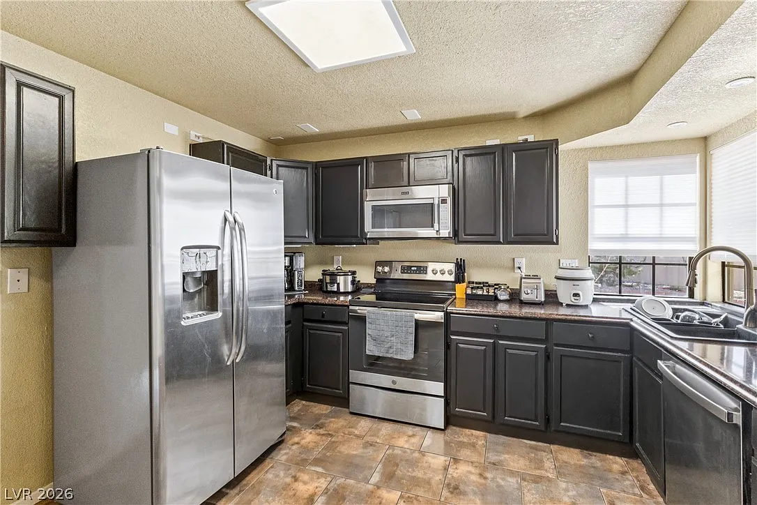 2 bed, 2.5 bath, 1395 sqft, $2,050 — Photo 2