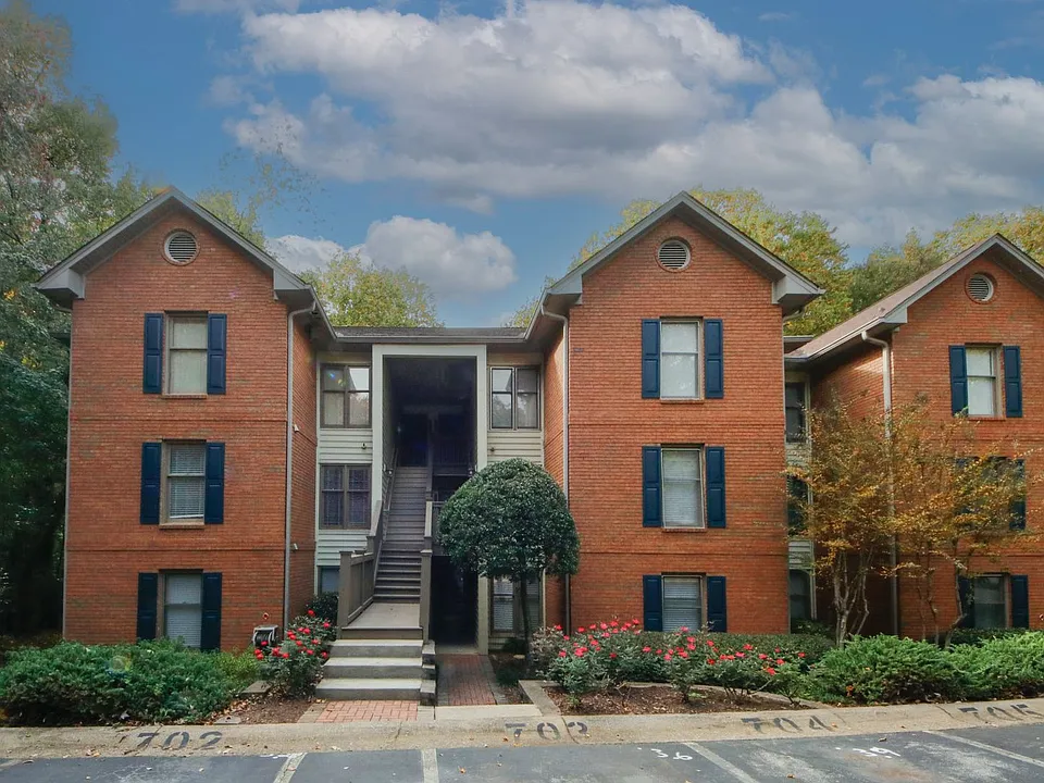 702 Garden Ct