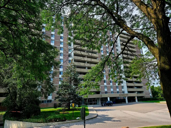 120 Dundalk Dr #406, Toronto, ON M1P 4V9