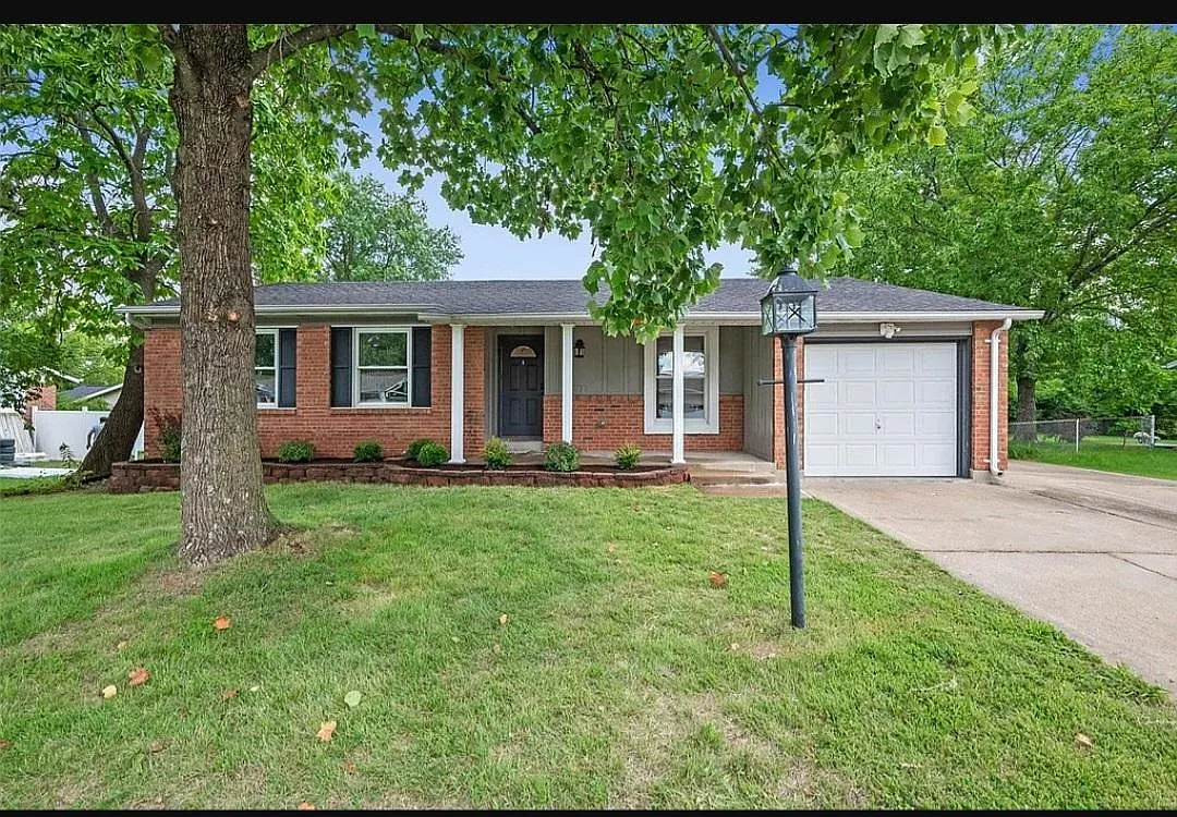 3 bed, 1176 sqft, $2,300 — Photo 1