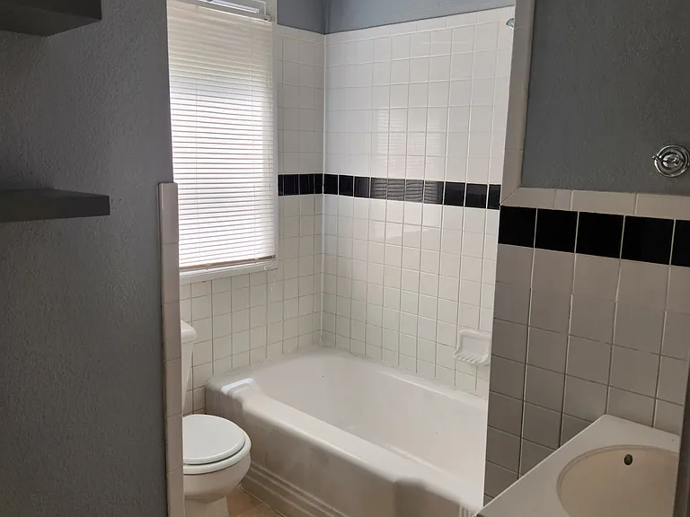 223 9th Ave NW — Photo 3