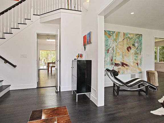 2nd image of 1000 Seven Oaks Ln
