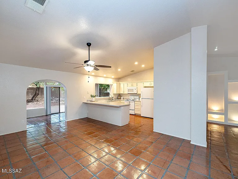 5640 N Placita Favorita — Photo 6