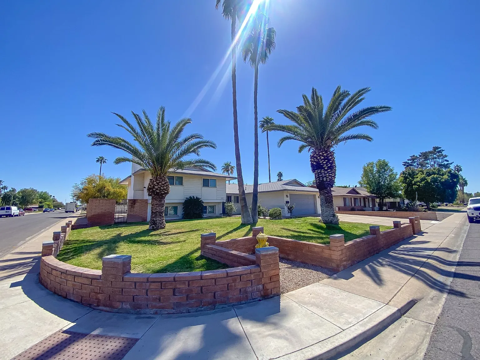 1519 E Laguna Dr — Photo 2