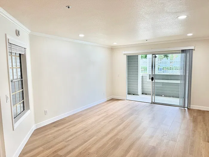 2 bed, 2.0 bath, 907 sqft, $2,995 — Photo 2
