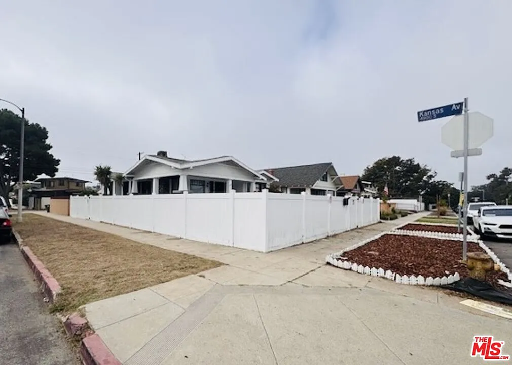 6 bed, 2.0 bath, 1690 sqft, $5,995 — Photo 2