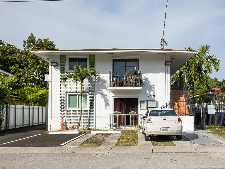 979 SW 10th St #2 — Photo 2