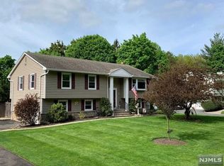 8 Dana Dr, Waldwick, NJ 07463