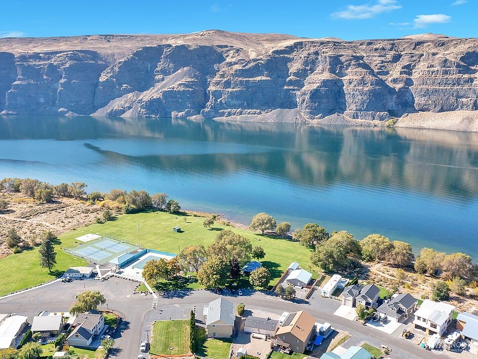 Ariel view of the community park ,tennis court, and pool. Along the Columbia River shoreline.>