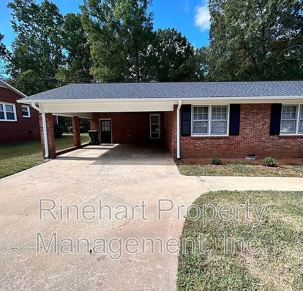699 University Dr — Photo 3