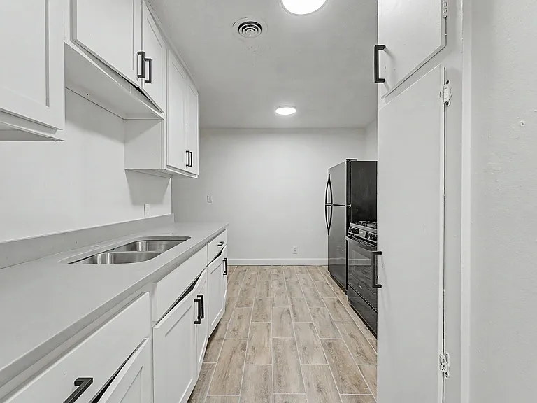 3326 E Marshal Apartments — Photo 15