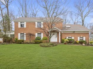 40 Rustic Gate Ln, Dix Hills, NY 11746