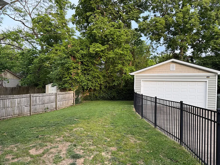 256 Bassett Ave — Photo 22